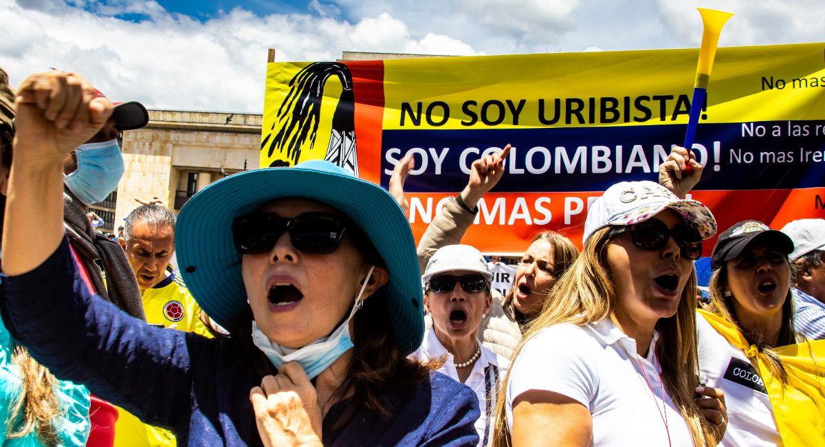 Oposición marcha contra Petro. Foto: Shutterstock Anamaria Mejia