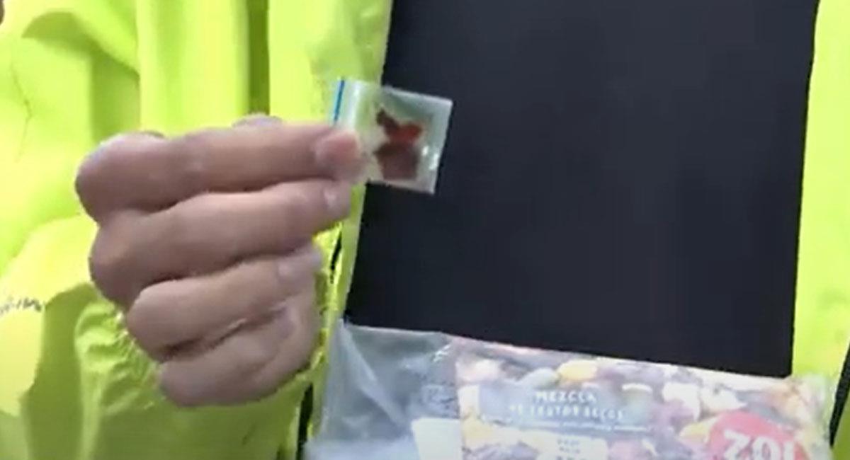 El padre de la menor afectada mostró los trozos de vidrio contenidos en el refrigerio consumido por su hija. Foto: Youtube