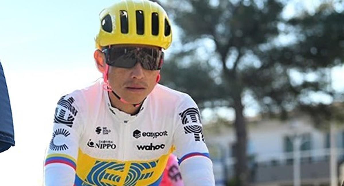 El pedalista colombiano usará el maillot por el resto de la temporada. Foto: Instagram @estebanchavesbta