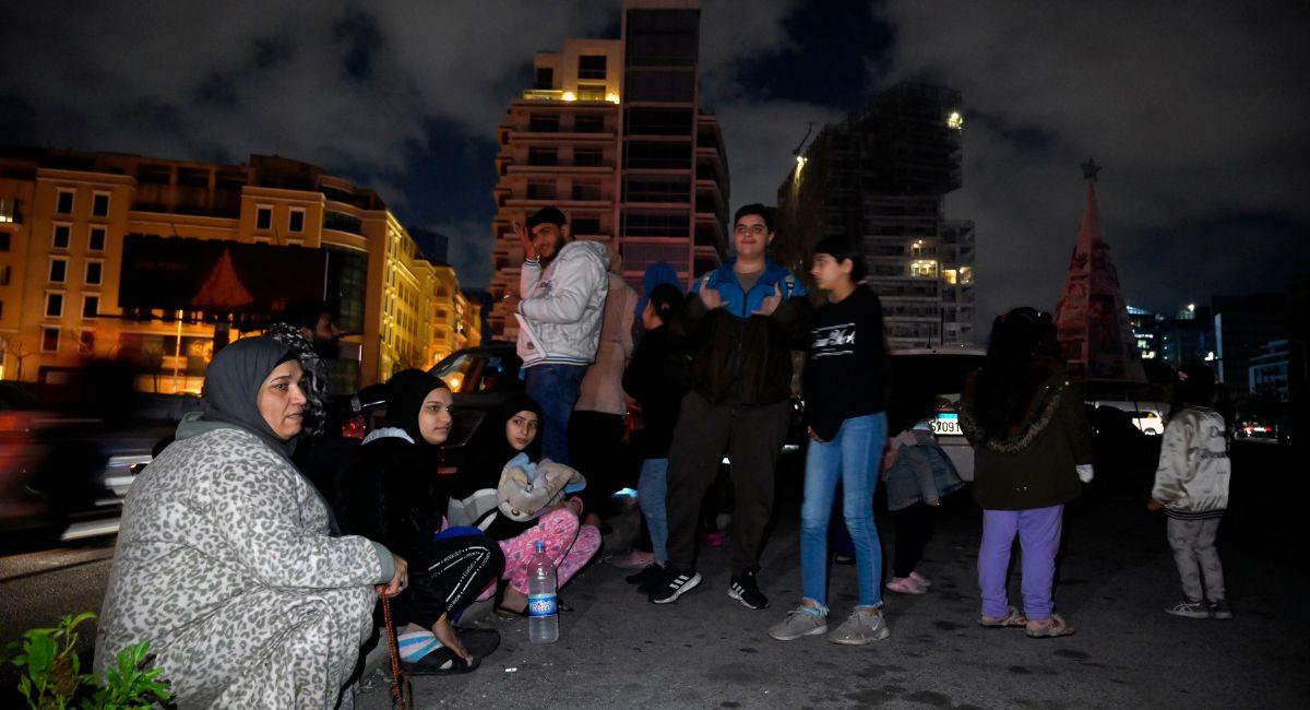 La gente se queda afuera después de un terremoto que se sintió en todo el Líbano en el centro de Beirut, Líbano, el 20 de febrero de 2023. Foto: EFE EFE/EPA/WAEL HAMZEH
