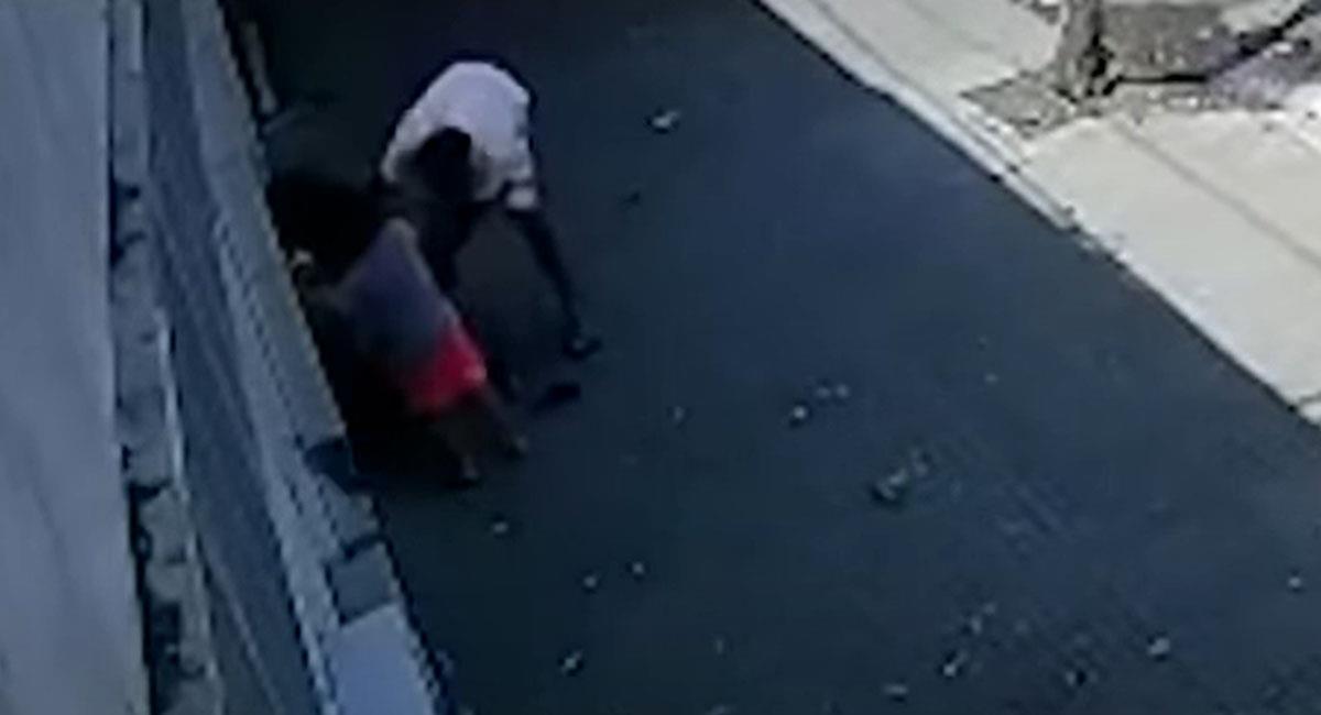 Imágenes captadas por una cámara en la que malhechores asaltan a una mujer y a su hijo de tres años. Foto: Youtube