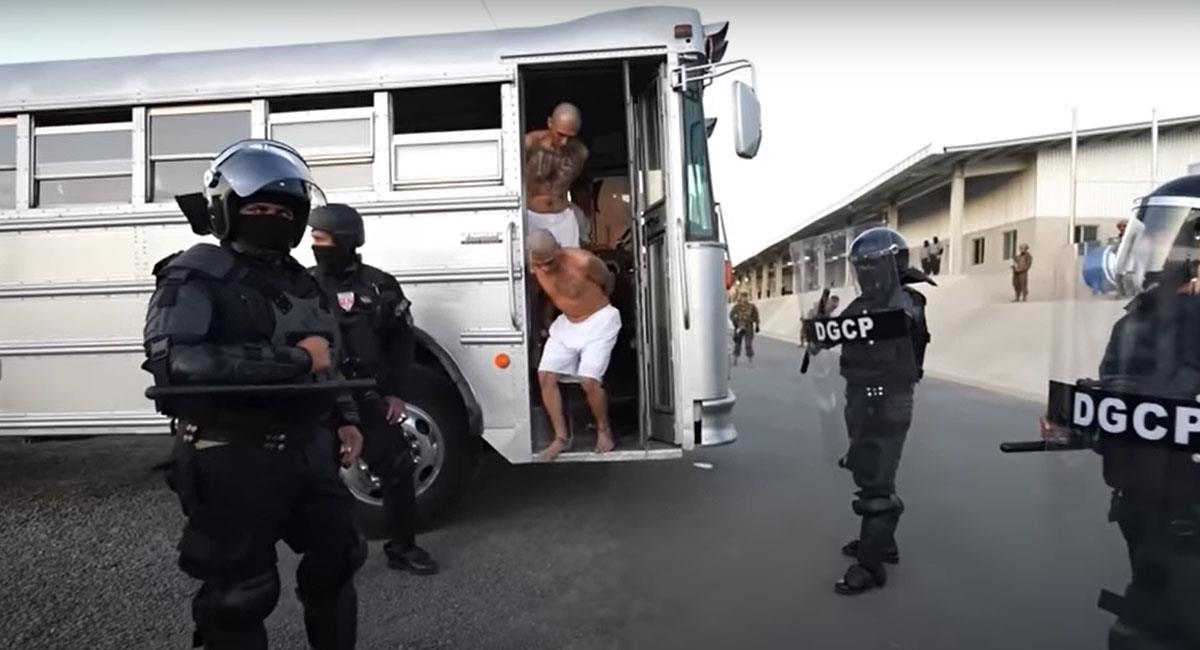 Descalzos, con el torso desnudo y en calzoncillos fueron trasladados dos mil presos en El Salvador. Foto: Youtube