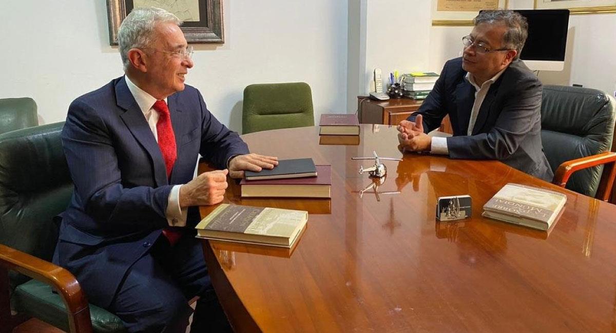 Álvaro Uribe defiende a Gustavo Petro. Foto: Twitter @TimoComunes