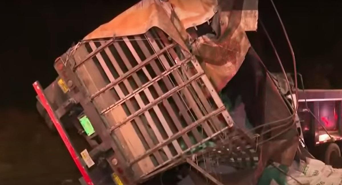 Una tractomula cargada de material de construcción embistió a una volqueta y un bus generando una tragedia. Foto: Youtube