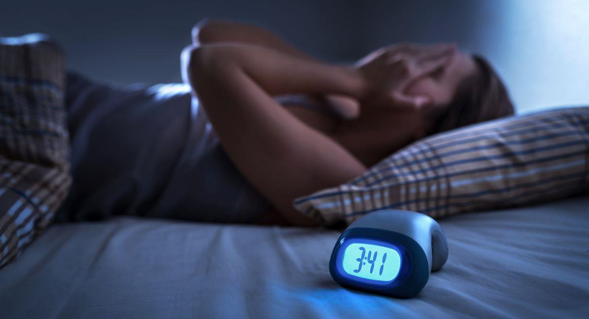 Estudio revela que el insomnio puede desatar problemas cognitivos en la vejez. Foto: Shutterstock