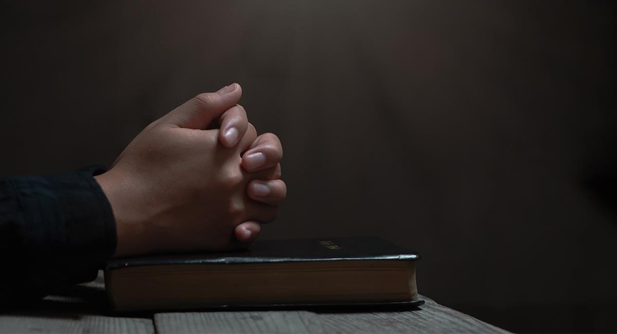 Oración para fin de mes: reza para dar gracias por los días que pasaron. Foto: Shutterstock