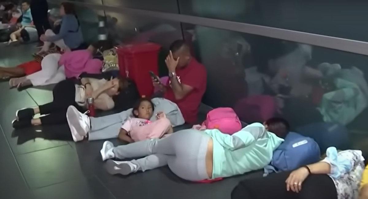 En el piso duermen los viajeros en los aeropuertos que esperan solución a su drama por cuenta de Viva Air. Foto: Youtube
