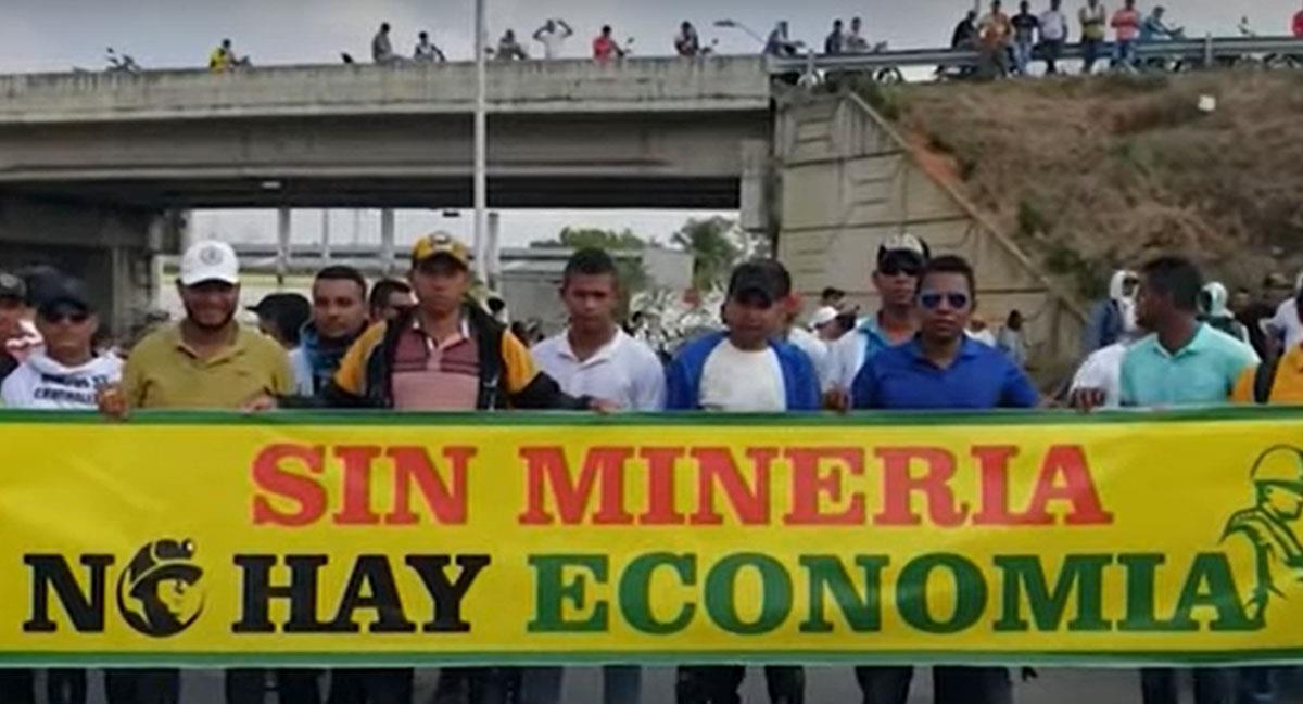 Mineros del Bajo Cauca antioqueño protestan por la destrucción de maquinaria y dragas. Foto: Youtube