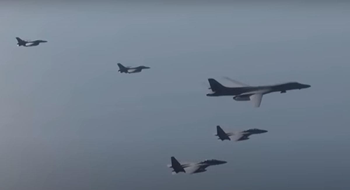 Un B-52 de los Estados Unidos vuela acompañado de cazas surcoreanos. Foto: Youtube