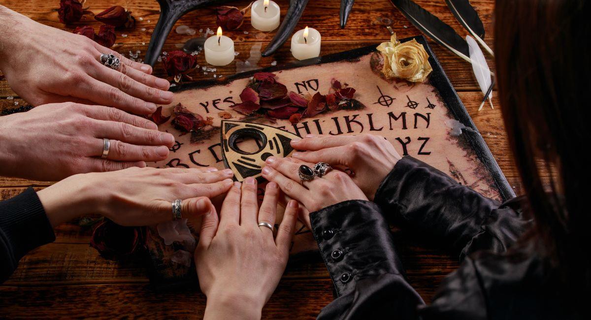 Tras jugar con una tabla Ouija, 28 niñas resultaron hospitalizadas. Foto: Shutterstock