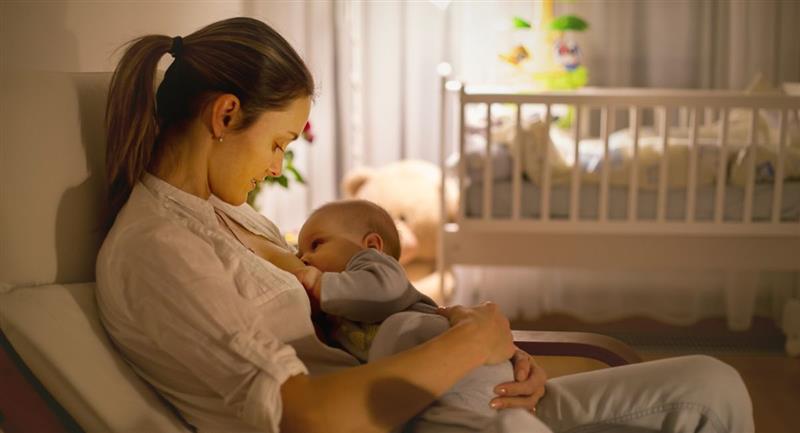 La razón por la que deberías darle leche materna a tu bebé en sus primeros meses de vida. Foto: Shutterstock