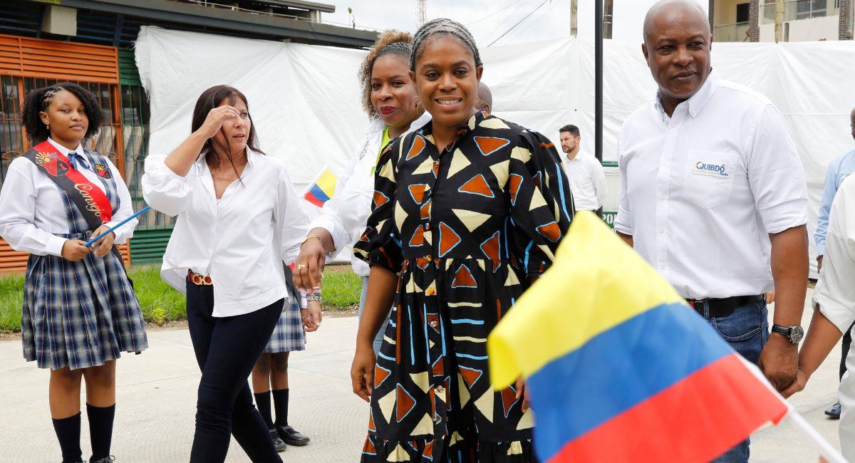 La nueva ministra de Educación de Colombia, Aurora Vergara-Figueroa (c), recorre hoy las instalaciones del colegio Carrasquilla Industrial, en Quibdó (Colombia). Foto: EFE EFE/Carlos Ortega