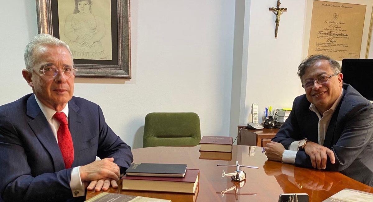 Presidente Gustavo Petro junto al expresidente Álvaro Uribe. Foto: Twitter @gustavopetrourrego