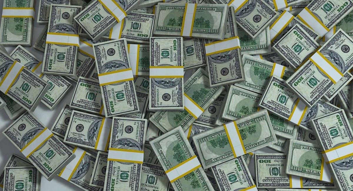 Una gruesa suma de dinero en dólares le fue encontrada a un hombre en su ropa interior. Foto: Pixabay