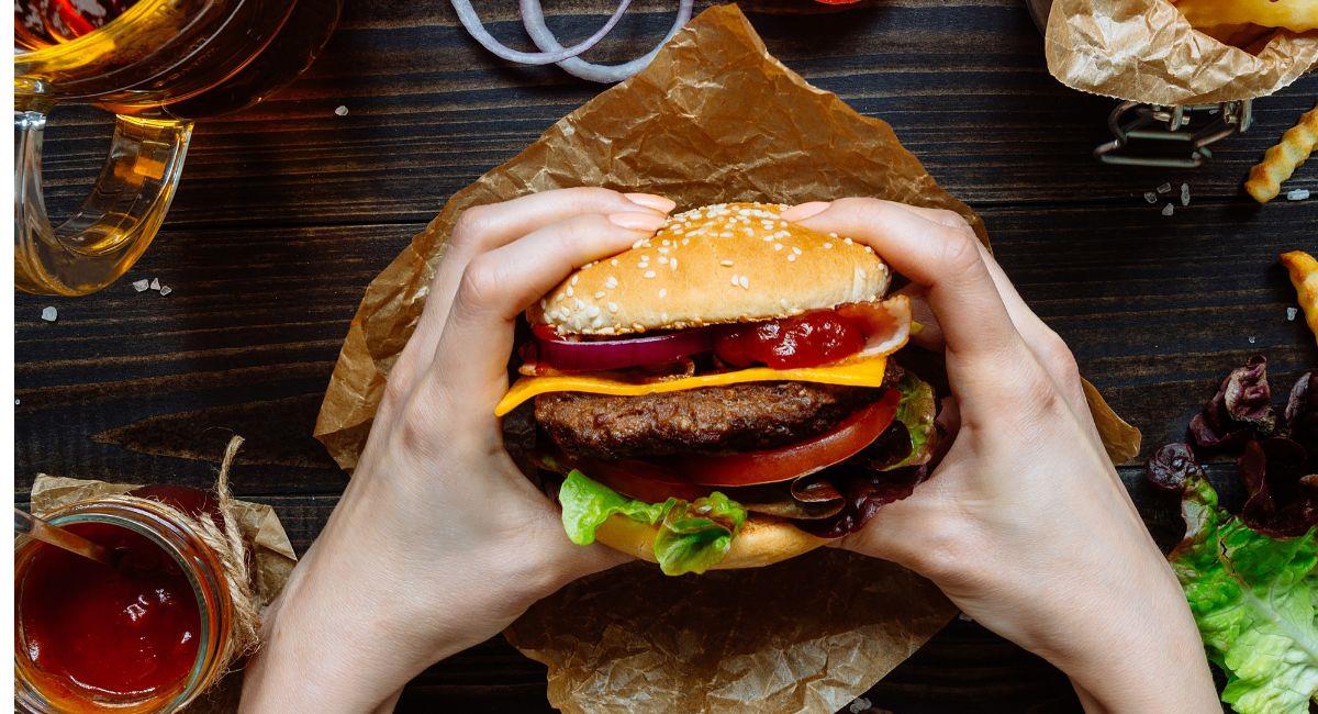 Perdió 9 kilos comiendo solo hamburguesas ¿es posible?. Foto: Shutterstock