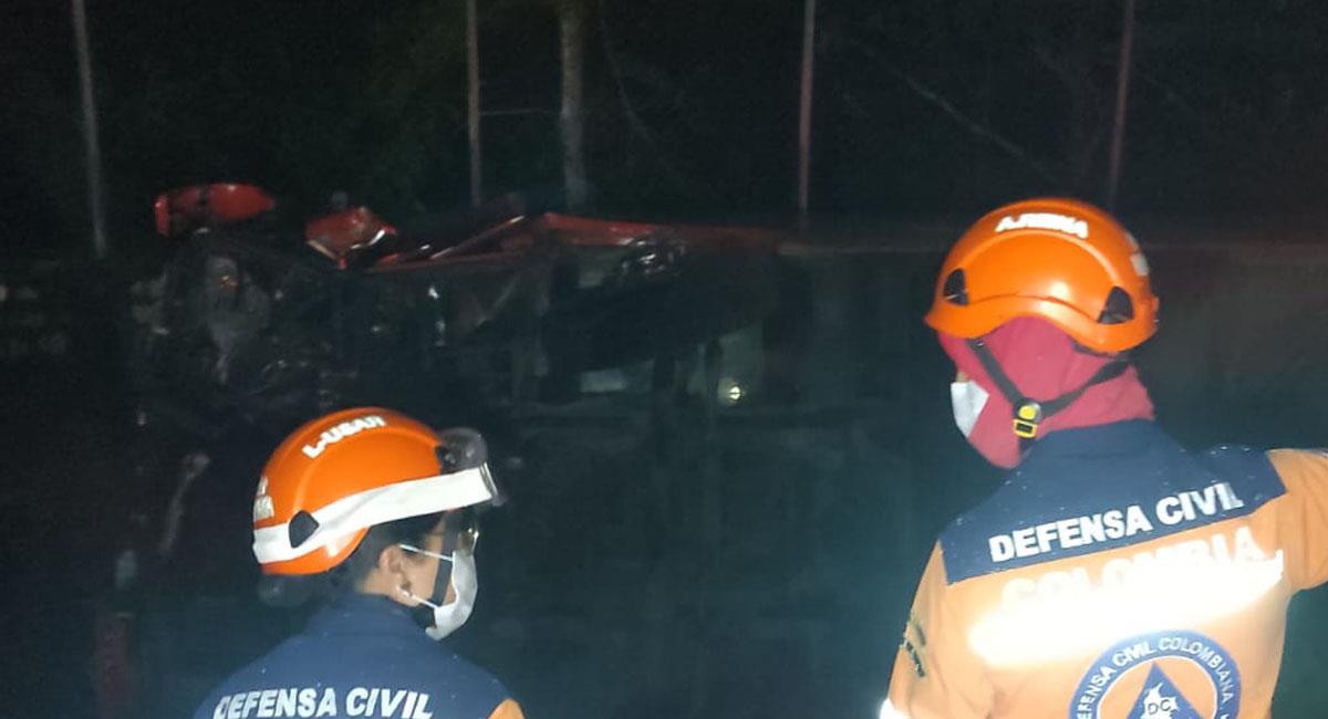 Miembros de la Defensa Civil atendieron la emergencia por el choque entre un bus y una camioneta en el Meta. Foto: Twitter @DefensaCivilCo