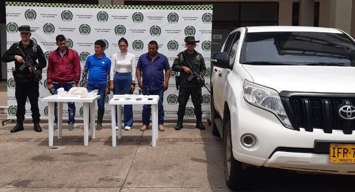 4 personas que viajaban en una camioneta de la UNP fueron detenidos con pasta de coca en Caquetá. Foto: Twitter @UNPColombia