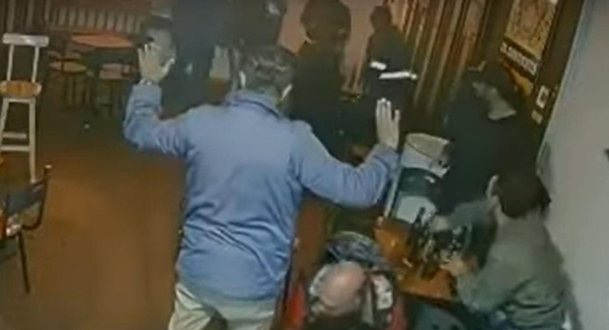 Momentos en los que asaltantes intimidan a los clientes de un bar en Bogotá. Foto: Youtube