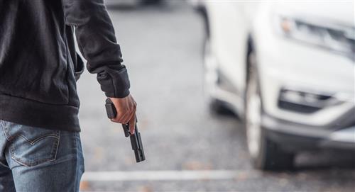 Conductor disparó contra ladrones que intentaban robarle su carro