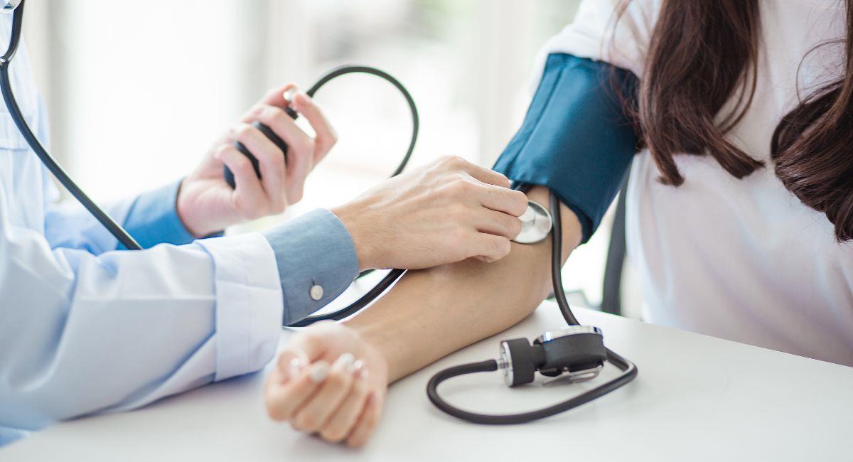 Conoce los riesgos de la hipertensión en adultos jóvenes. Foto: Shutterstock