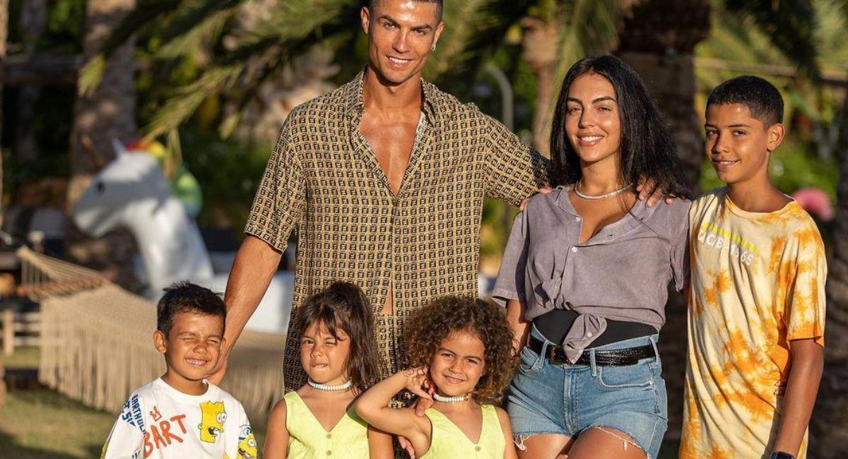 Georgina Rodríguez y su familia con Cristiano Ronaldo. Foto: Instagram @georginagio