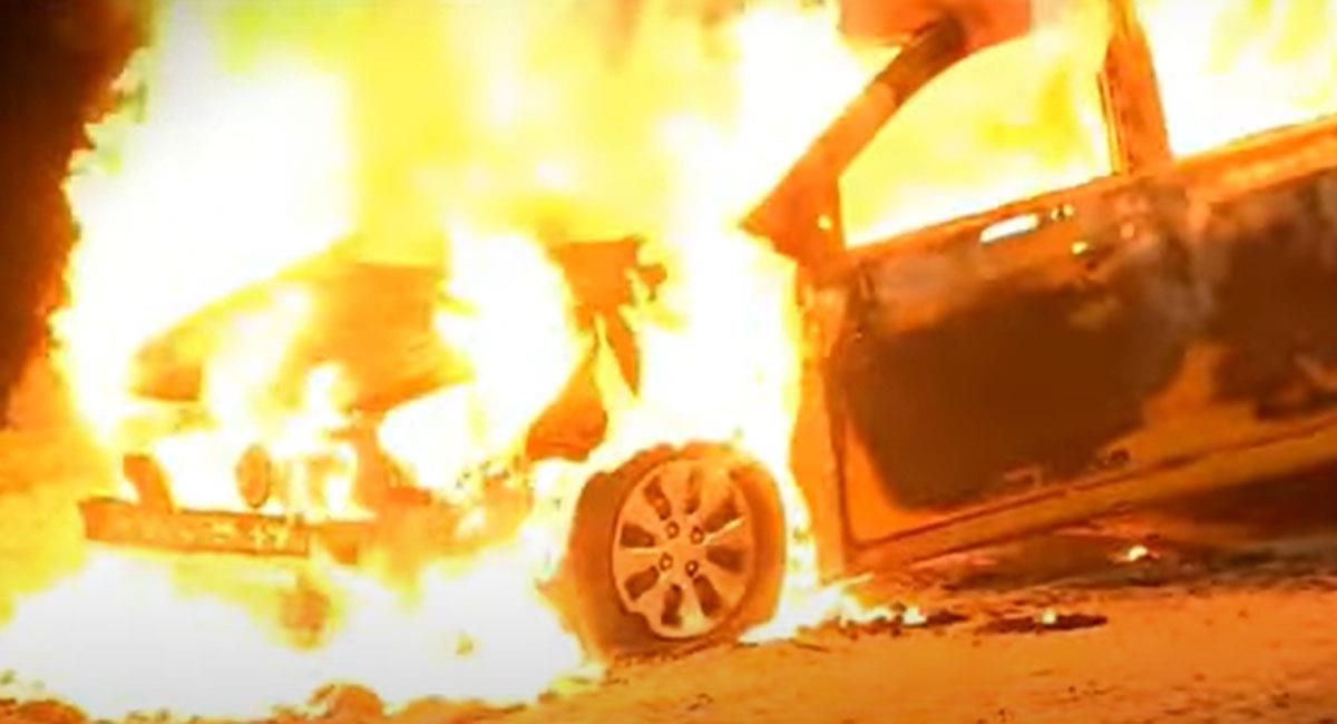 En cenizas quedó convertido un taxi cuyo dueño incineró en un arranque de furia. Foto: Youtube