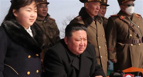 Líder norcoreano Kim Jong-Un dirigió ejercicios militares simulando un "contraataque nuclear"