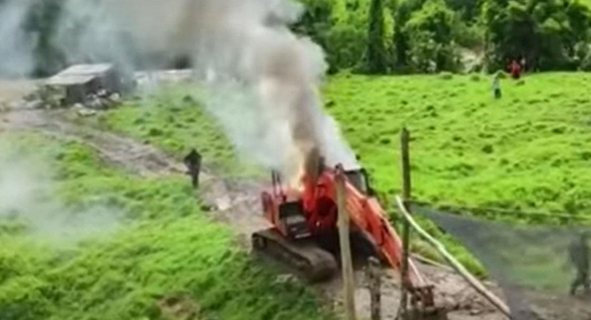 La destrucción de maquinaria usada para la minería ilegal continua en Antioquia. Foto: Youtube