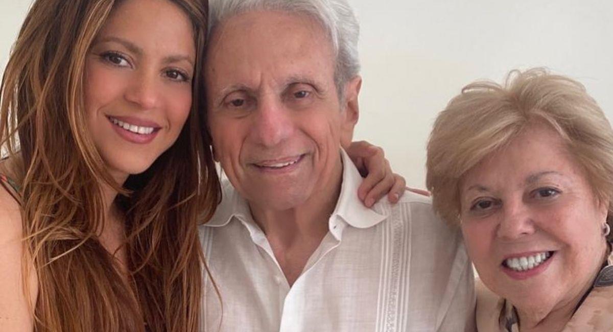 Shakira y sus padres Nadia y William. Foto: Instagram @shakira