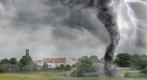 Fuerte tornado arrasa con el condado de Misisipi en Estados Unidos
