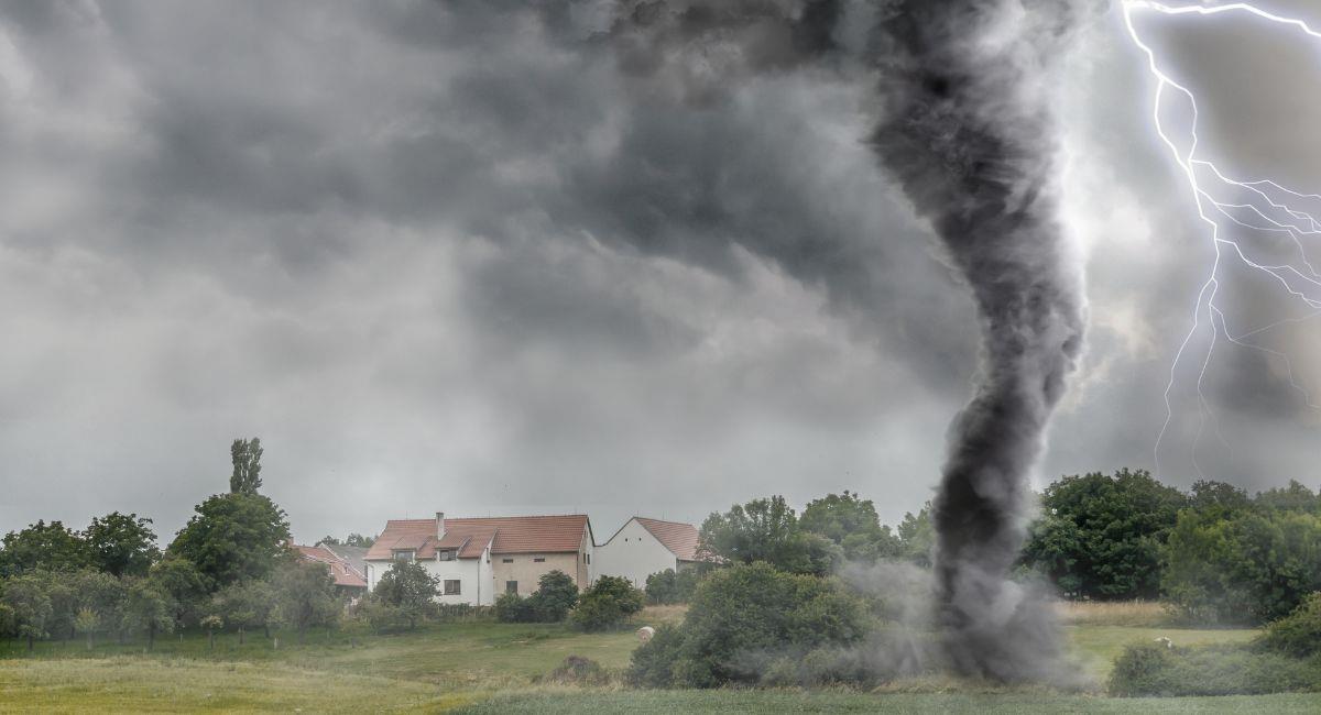 Fuerte tornado arrasa con el condado de Misisipi en Estados Unidos. Foto: Shutterstock