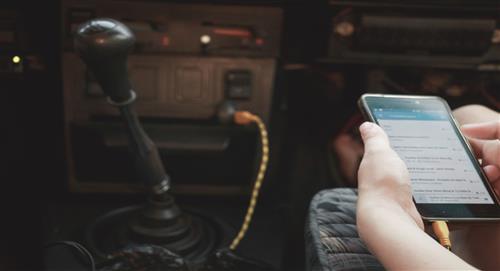 ¿Qué tan bueno o malo podría ser cargar el celular constantemente en el auto?