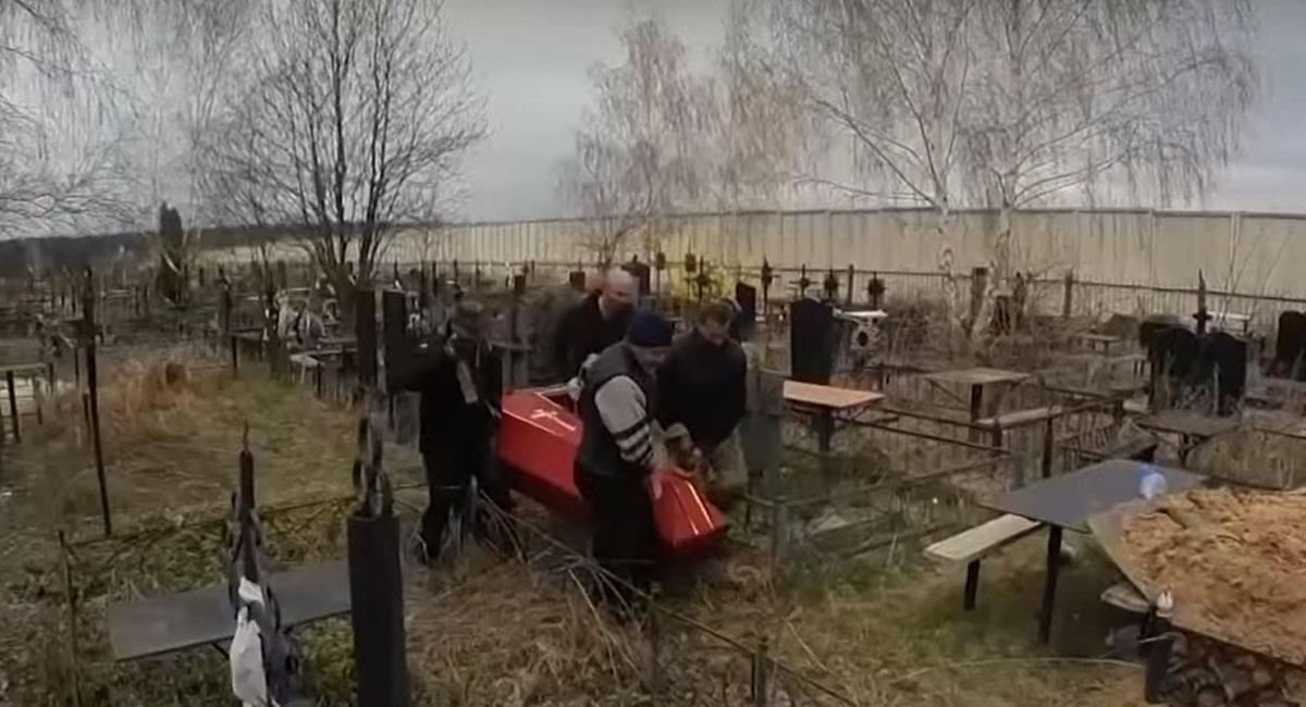 Los cementerios en Ucrania se han convertido en parte del paisaje que la guerra ha impuesto. Foto: Youtube