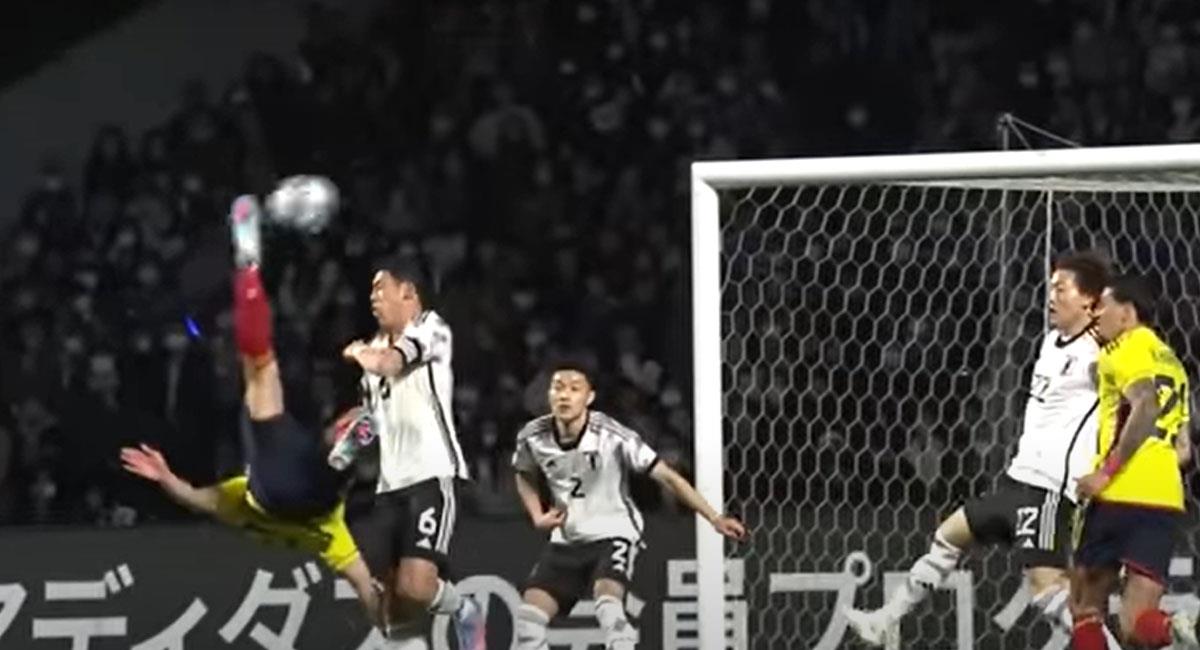 Rafael Borré se levanta entre los japoneses para marcar de chilena un hermosos gol. Foto: Youtube