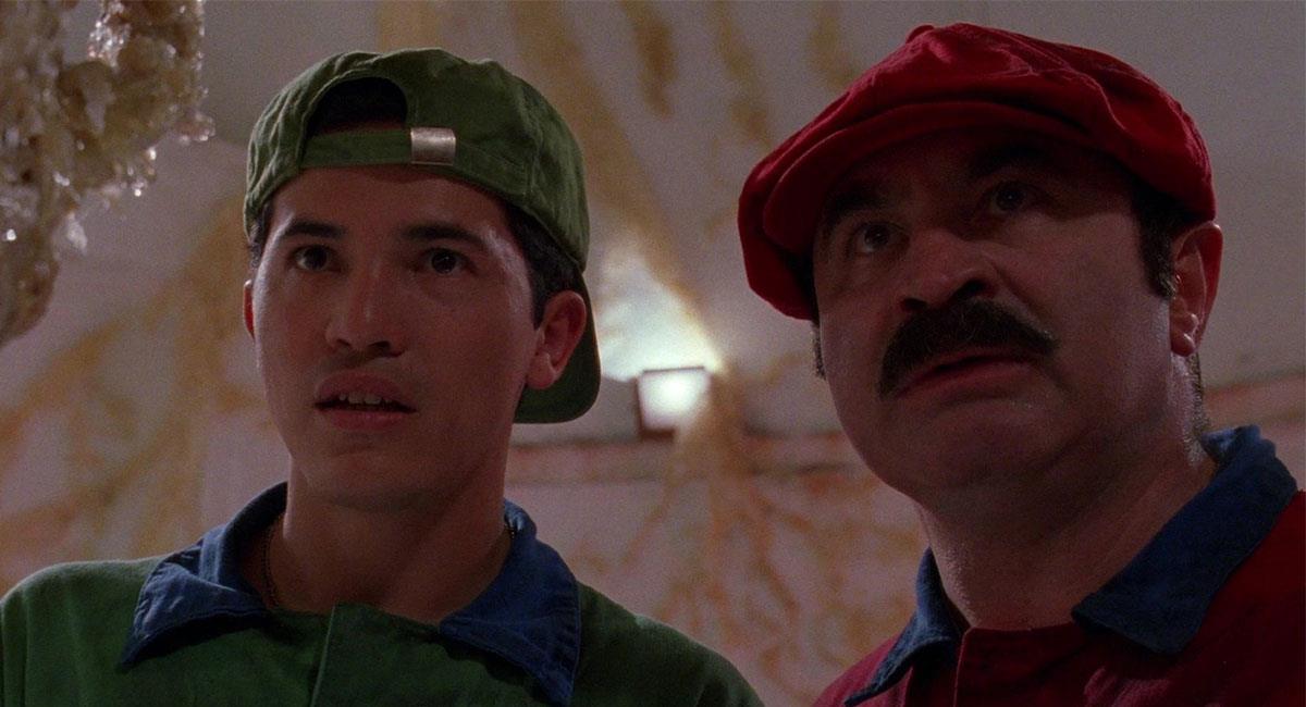 John Leguizamo (izq.) dio vida a Luigi en la cinta de "Super Mario Bros" de 1993. Foto: Youtube Captura canal Rotten Tomatoes Classic Trailers