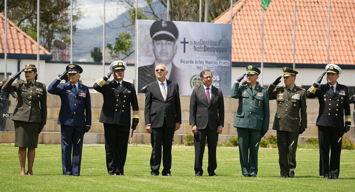 El Presidente Gustavo Petro en su llegada a la ceremonia de condecoración a personal de la Policía Nacional y del Ejército. Foto: Twitter Presidencia de la República