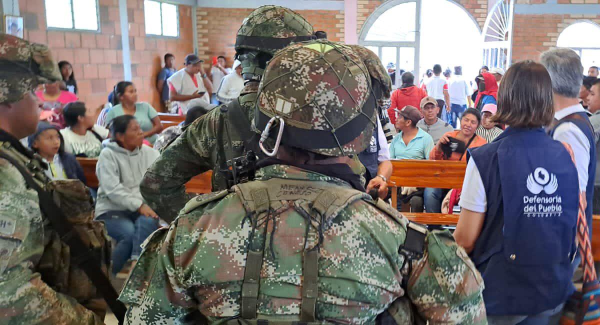 Una comisión de la Defensoría del Pueblo logró la liberación de 16 militares en Toribío, Cauca. Foto: Twitter @DefensoriaCol
