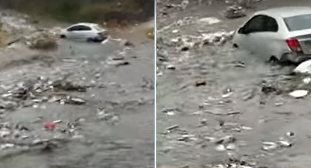 Un hombre logró abandonar su carro, el cual fue arrastrado por un río de basura en Soledad. Foto: Youtube