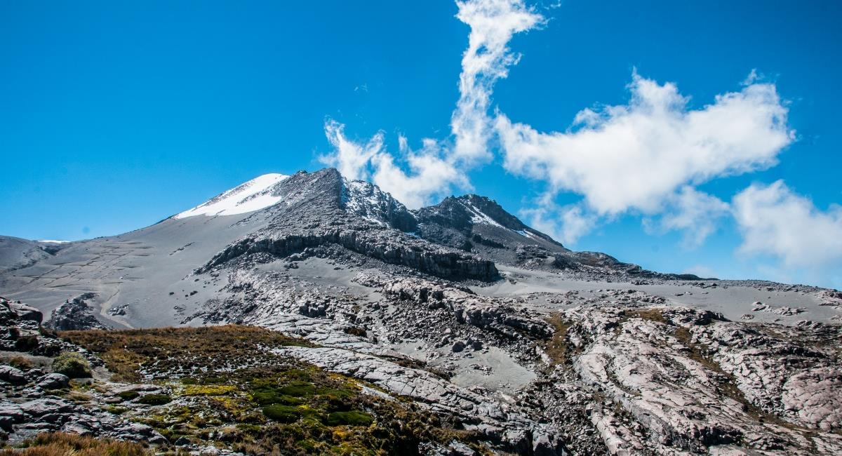Ruidos fuertes y una intensa emisión de ceniza en el Nevado del Ruiz. Foto: Shutterstock