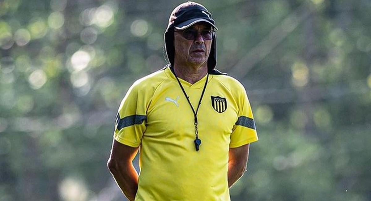 El estratega uruguayo conoce bien al equipo bogotano, tras haber dirigido en la Liga BetPlay el semestre pasado. Foto: Instagram @oficialcap