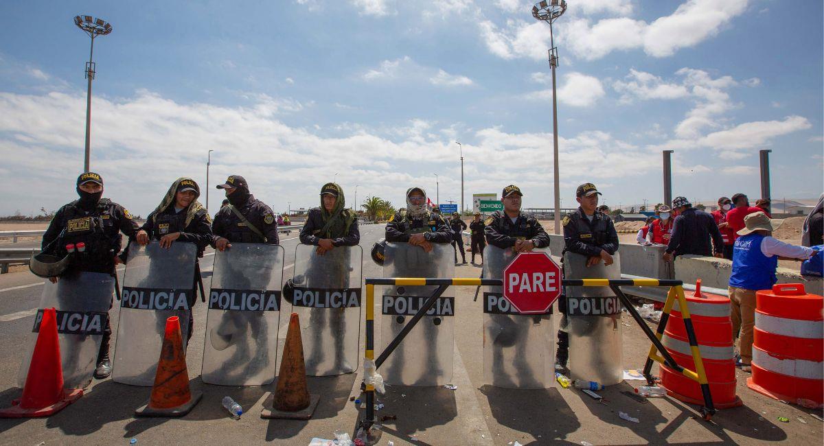 Integrantes de las fuerzas especiales de la policía nacional del Perú, resguardan e impiden el paso a migrantes indocumentados hoy, en la frontera de Chile y Perú. Foto: EFE EFE/ Patricio Banda