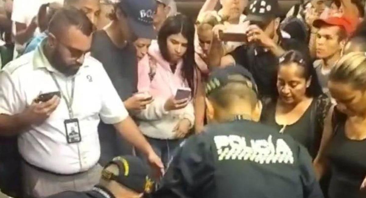 Captura de pantalla. Presuntos ladrones linchados en el metro de Medellín. Foto: Twitter @DenunciasAntio2