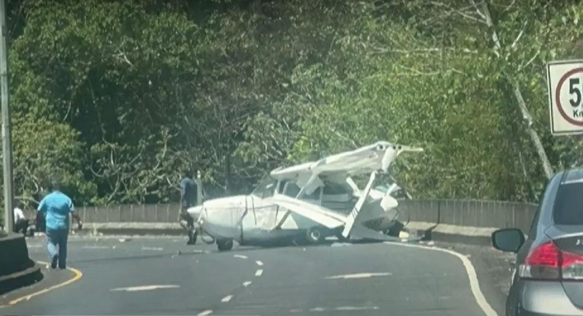 Partida en dos terminó una avioneta que aterrizó de emergencia en avenida de Ciudad de Panamá. Foto: Youtube