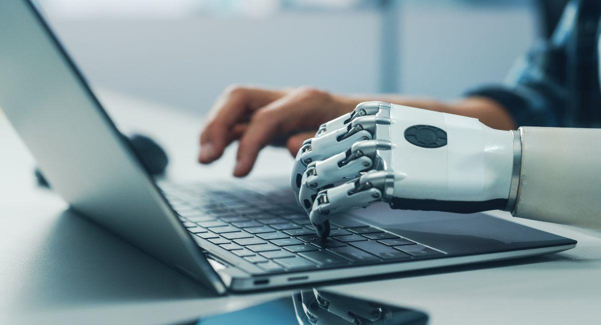 Empresa reemplazará a miles de empleados con inteligencia artificial. Foto: Shutterstock