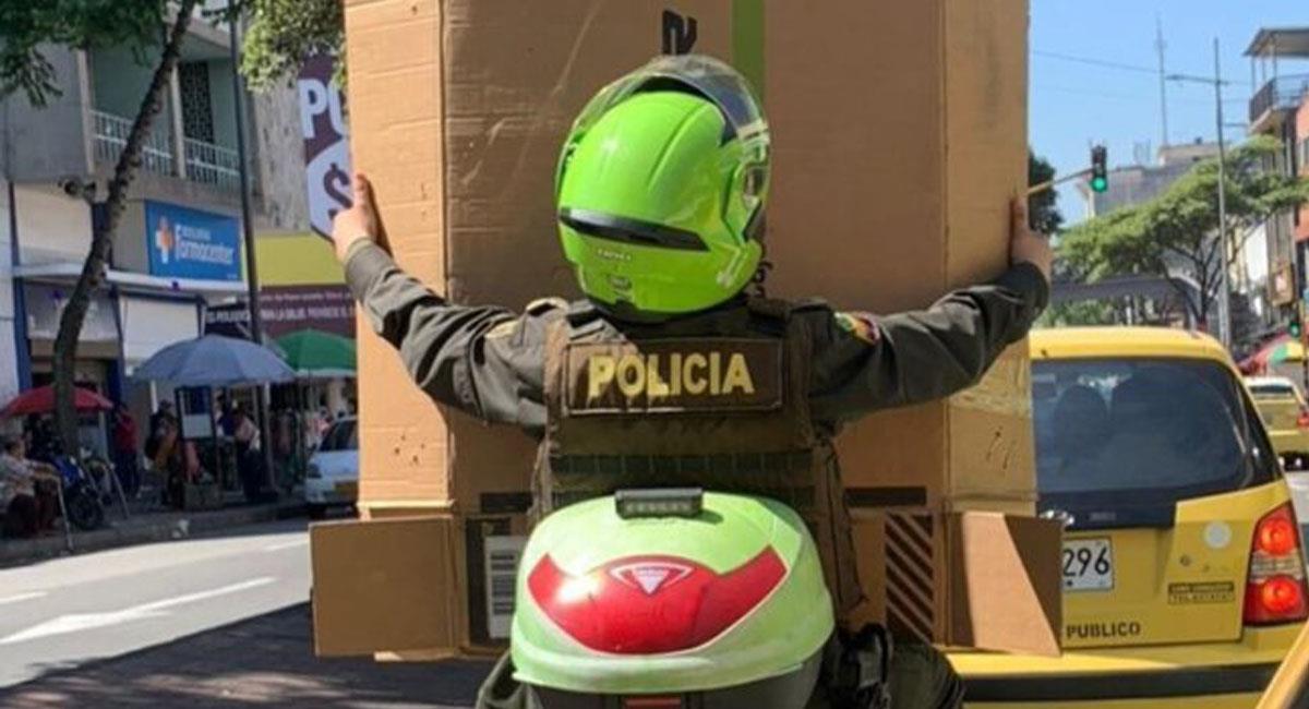 Dos policías sobre una moto en Bucaramanga paseaban orondos viajando con cajas de cartón. Foto: Twitter @BLUSantanderes