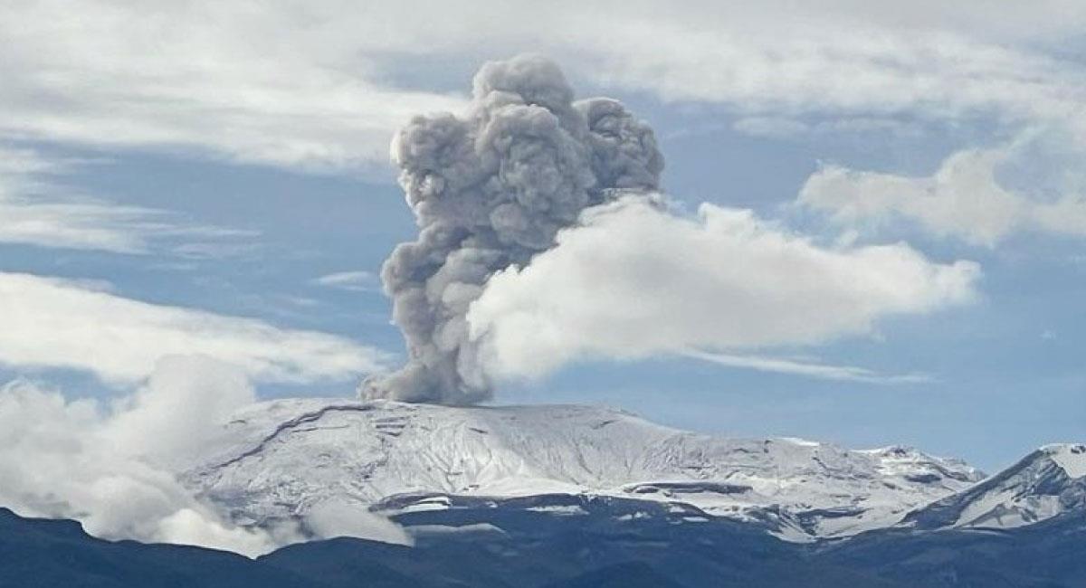Volcán Nevado del Ruiz continua en alerta naranja. Foto: Twitter @FaiverFaiver