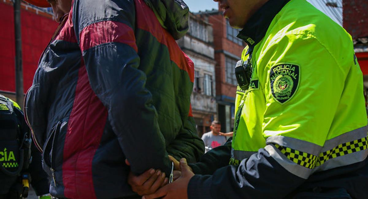 Capturan a un Policía por el robo de una camioneta. Foto: Twitter @PoliciaColombia