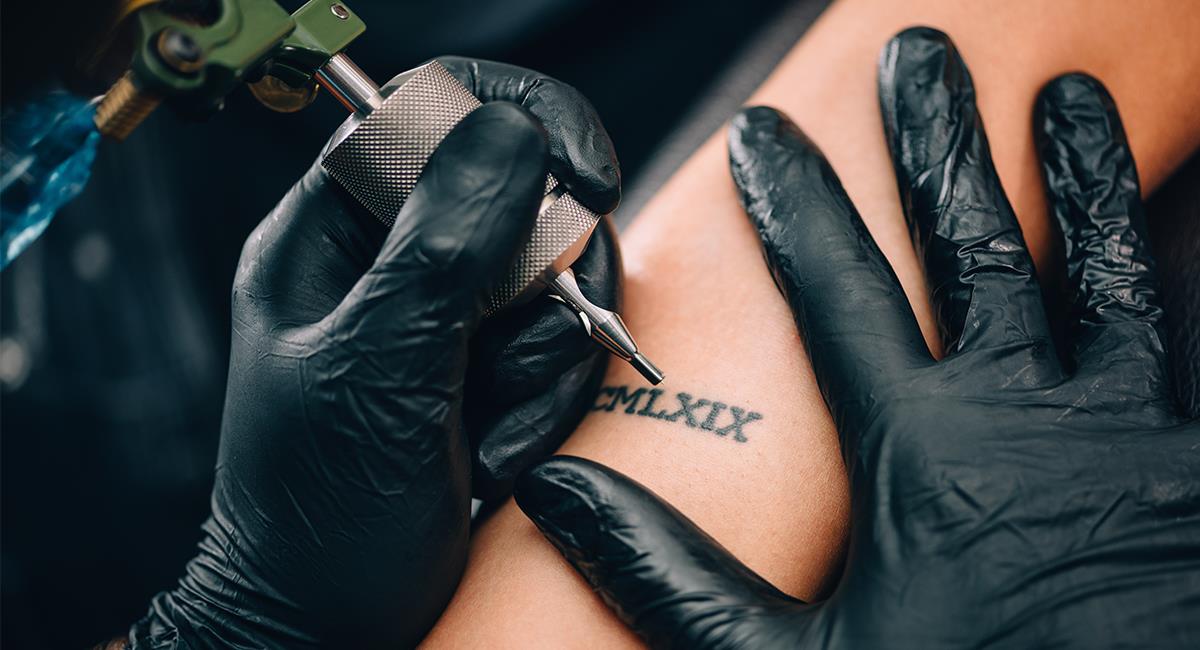Tatuadora se negó a hacer un tatuaje por ser “machista”: ¿qué decía el mensaje?. Foto: Shutterstock