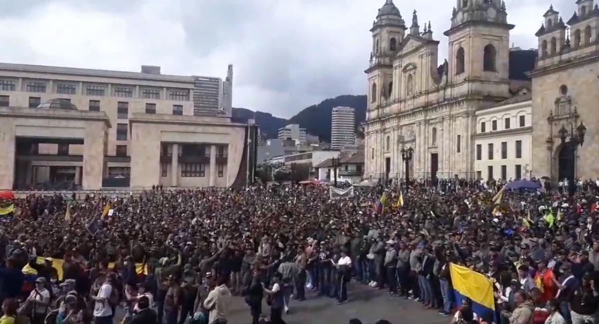 Un nutrido grupo de exmilitares y ciudadanos se manifestó en contra del Gobierno Nacional. Foto: Youtube
