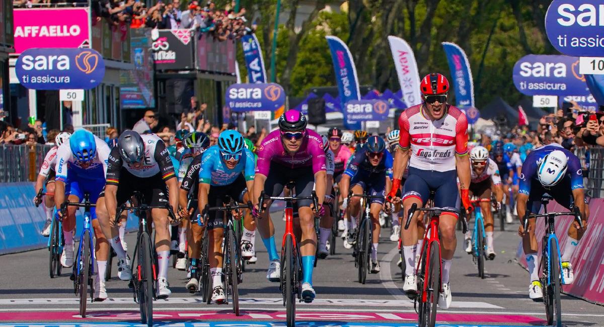 Imagen del emocionante final de la sexta etapa del Giro de Italia. Foto: Twitter @EoloKometaTeam